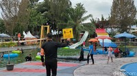 Wisatawan mulai berdatangan ke objek wisata di kawasan Garut, Jawa Barat, saat akhir pekan, Minggu (29/8/2021). 
