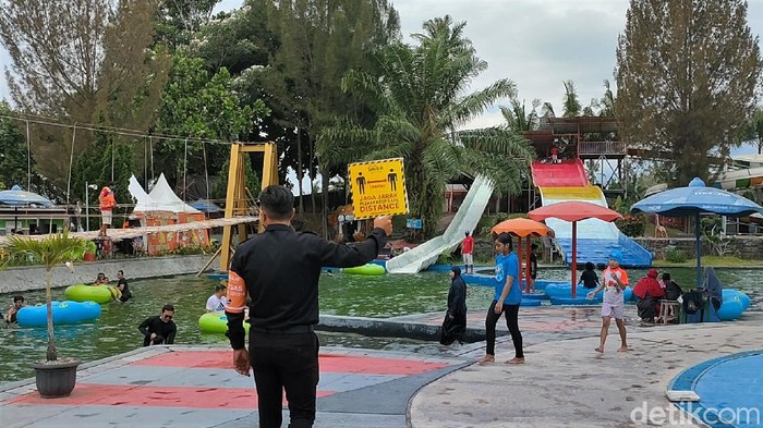 Objek wisata Cipanas di Garut ramai didatangi wisatawan. Guna cegah virus Corona, wisatawan yang datang diminta tunjukkan bukti vaksin dan surat bebas COVID-19.
