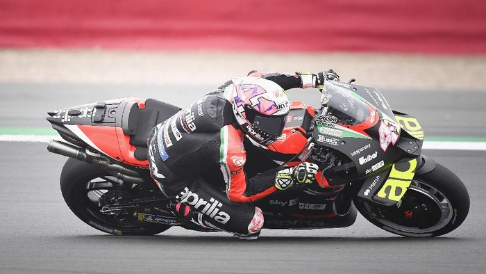 NORTHAMPTON, ENGLAND - AUGUST 27: Aleix Espargaro of Spain and Aprilia Racing Team Gresini rounds the bend during the MotoGP of Great Britain - Free Practice at Silverstone Circuit on August 27, 2021 in Northampton, England. (Photo by Mirco Lazzari gp/Getty Images)