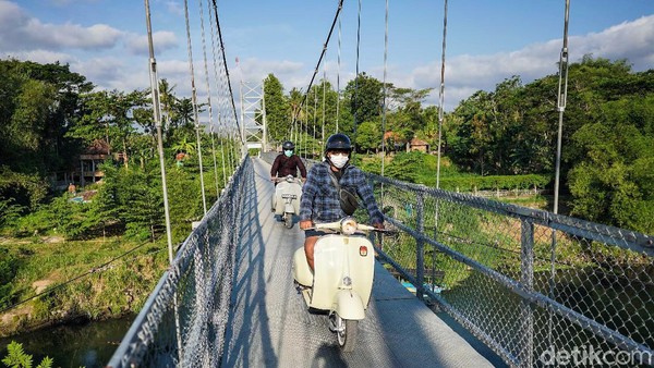 Asyiknya Keliling Kota Naik Vespa di Yogyakarta