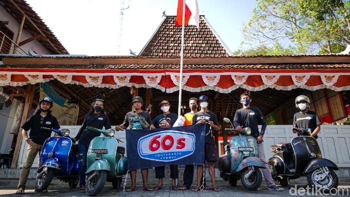 Meski terbilang kendaraan lawas, vespa punya daya tarik sendiri bagi para penikmatnya. Seperti komunitas ini yang kerap riding naik vespa keliling Yogyakarta.