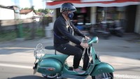 Tak sekedar jalan-jalan, komunitas ini juga kerap menyalurkan bantun APD untuk beberapa desa yang dilewati saat berkeliling naik vespa.