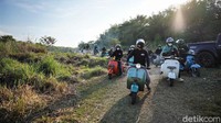 Dengan menunggangi vespa para anggota komunitas tersebut menyusuri jalan di wilayah Bantul, Yogyakarta.