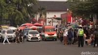 Tak hanya kerumunan, ditemukan juga warga yang berkunjung abai protokol kesehatan (prokes). Mereka membuka masker atau menurunkan masker ke dagu.