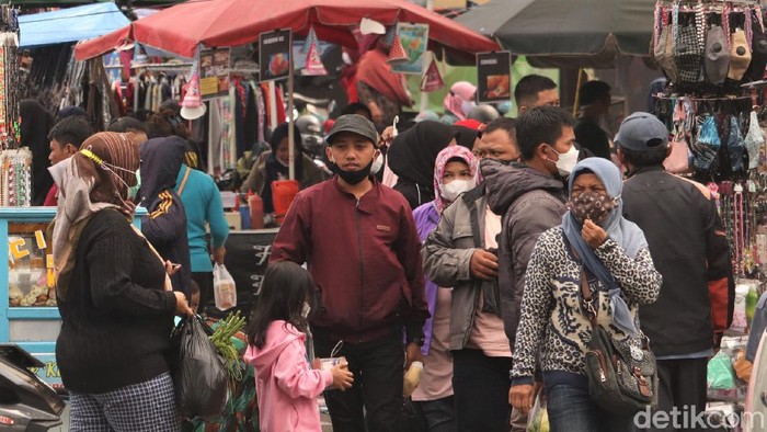 Begini Ramainya Kawasan Monju Saat Bandung Masih PPKM Level 3 Kawasan Monumen Perjuangan (Monju) Kota Bandung kembali ramai oleh warga di tengah penerapan PPKM level 3. Tak sedikit pula PKL yang kembali berjualan di sana.