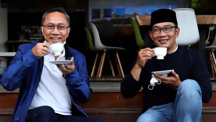 Bertemu Ridwan Kamil di Bandung, Zulkifli Hasan Bahas Apa? Ketua Umum PAN Zulkifli Hasan bertemu dengan Gubernur Jawa Barat Ridwan Kamil di Bandung. Apa saja hal yang dibahas dalam pertemuan tersebut?