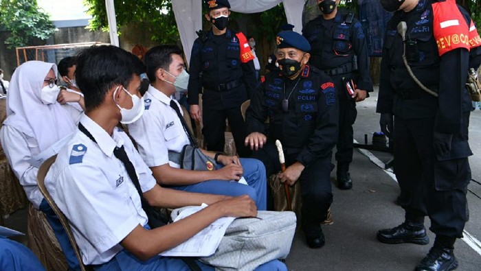 Brimob adakan vaksinasi COVID-19 untuk pelajar.