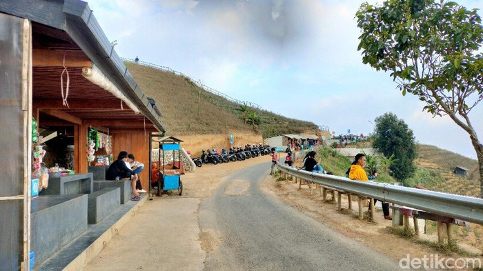 Objek wisata Bukit Panyaweuyan, Majalengka kembali dibuka setelah lama ditutup di masa PPKM. Namun sejak dibuka pada Kamis (26/8/2021), objek wisata di Kecamatan Argapura ini masih sepi pengunjung.