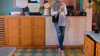 Slurp! Segelas minuman dingin sedang jadi teman santai Hemas. Ia dan Danang tampaknya belum memiliki momen kulineran bareng. Setelah lamaran mungkin keduanya akan lebih sering kulineran.  Foto: instagram @hemasnura