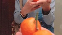 Minum air 8 gelas sehari, makan sayur dan buah, tidak merokok dan olahraga teratur, kata Hemas saat mengunggah foto dirinya memegang buah jeruk.  Foto: instagram @hemasnura