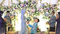 Tampak kebahagiaan terpancar dari raut wajah Hemas Nura dan Danang DA usai menggelar lamaran. Foto: dok. Instagram Danag DA (foto dan video: @thecaramelz)