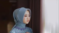 Hemas Nura menuliskan kalimat romantis usai dilamar Danang DA, Aku dulu berpikir bahwa dicintai lebih baik daripada mencintai, tapi setelah kenal mas @danang_official91 , aku jadi paham arti saling mencintai, and it’s beautiful. Terimakasih mas. Foto: dok. Instagram Danag DA (foto dan video: @thecaramelz)