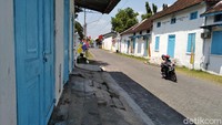 Bentuk bangunan di kampung Baluwarti juga masih sangat kental dengan nuansa Jawa. Beberapa di antaranya dihuni oleh kerabat Keraton Kasunanan Surakarta. Wajar jika di sini masih banyak masyarakat yang melestarikan seni budaya dan tradisi Jawa. Jadi jangan heran kalau melihat orang-orang berlatih tari ataupun terdengar alunan gamelan saat melewati sudut-sudut perkampungan Baluwarti. (Bayu Ardi Isnanto/detikTravel)