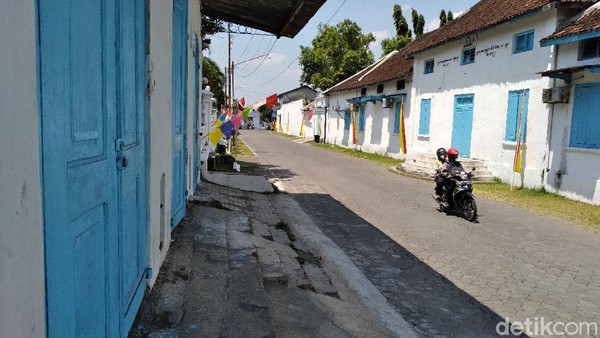 Bentuk bangunan di kampung Baluwarti juga masih sangat kental dengan nuansa Jawa. Beberapa di antaranya dihuni oleh kerabat Keraton Kasunanan Surakarta. Wajar jika di sini masih banyak masyarakat yang melestarikan seni budaya dan tradisi Jawa. Jadi jangan heran kalau melihat orang-orang berlatih tari ataupun terdengar alunan gamelan saat melewati sudut-sudut perkampungan Baluwarti. (Bayu Ardi Isnanto/detikTravel) Bentuk bangunan di kampung Baluwarti juga masih sangat kental dengan nuansa Jawa. Beberapa di antaranya dihuni oleh kerabat Keraton Kasunanan Surakarta. Wajar jika di sini masih banyak masyarakat yang melestarikan seni budaya dan tradisi Jawa. Jadi jangan heran kalau melihat orang-orang berlatih tari ataupun terdengar alunan gamelan saat melewati sudut-sudut perkampungan Baluwarti. (Bayu Ardi Isnanto/detikTravel)