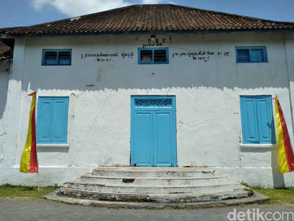 Kawasan cagar budaya ini memiliki empat pintu masuk utama, masing-masing berbentuk gerbang kayu besar yang sering disebut lawang gapit. Sekeliling area Baluwarti dipagari tembok raksasa setinggi sekitar 6 meter layaknya sebuah benteng. (Bayu Ardi Isnanto/detikTravel) Kawasan cagar budaya ini memiliki empat pintu masuk utama, masing-masing berbentuk gerbang kayu besar yang sering disebut lawang gapit. Sekeliling area Baluwarti dipagari tembok raksasa setinggi sekitar 6 meter layaknya sebuah benteng. (Bayu Ardi Isnanto/detikTravel)