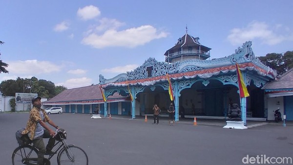 Selain wisata kuliner, Kota Solo juga memiliki sejarah dan kebudayaan Jawa yang memikat wisatawan. Traveler bisa berkunjung ke Kampung wisata Baluwarti di Kecamatan Pasar Kliwon, yang suasananya sangat berbeda dengan kota Solo yang cukup modern. (Bayu Ardi Isnanto/detikTravel)