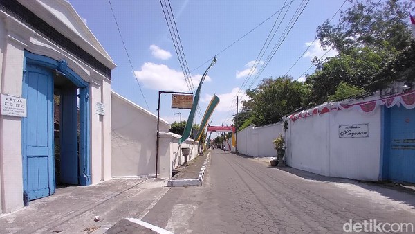 Nuansa tradisional ini muncul tidak lain karena Baluwarti merupakan satu kesatuan dengan Keraton Kasunanan Surakarta. Kebudayaan Jawa berpusat di sini sejak keraton berdiri tahun 1745. (Bayu Ardi Isnanto/detikTravel) Nuansa tradisional ini muncul tidak lain karena Baluwarti merupakan satu kesatuan dengan Keraton Kasunanan Surakarta. Kebudayaan Jawa berpusat di sini sejak keraton berdiri tahun 1745. (Bayu Ardi Isnanto/detikTravel)
