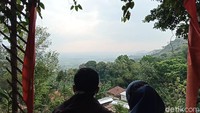 Pemandangan alam luas, melihat sunset dan sunrise menjadi idaman wisatawan. Bahkan ada yang menginap dengan menyewa tenda atau membawa tenda sendiri. 
