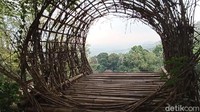 Ada dua bukit yakni Tugu Cinta dan Bukit Lamping. Dua bukit yang dijual sebagai wisata alam ini memiliki dua keunggulan atau sensasi wisata yang berbeda. 