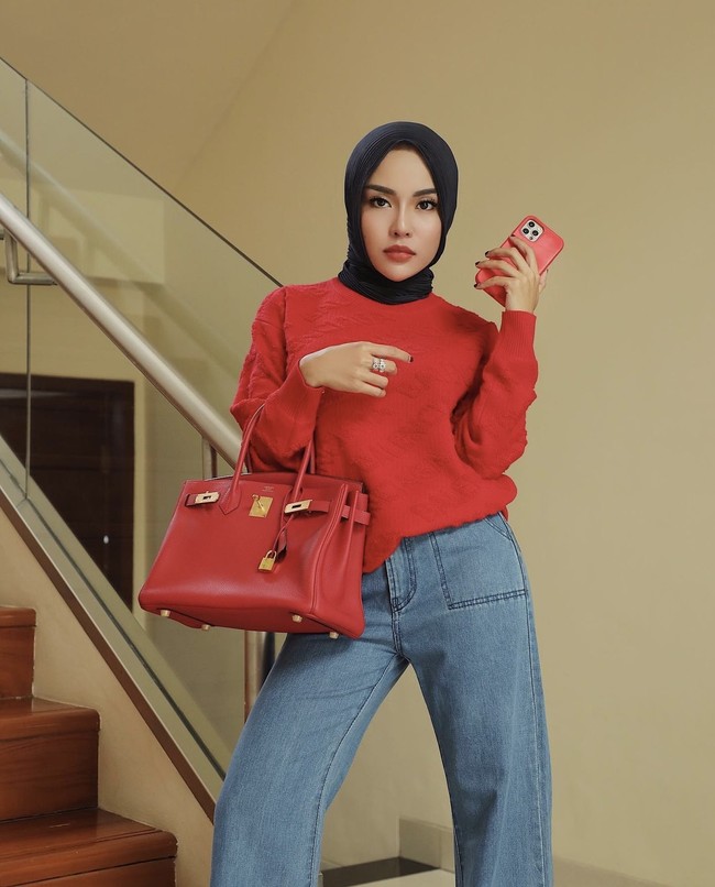 Nama Medina Zein menjadi perbincangan setelah Rachel Vennya memintanya melunasi utang. “Aku tunggu hari ini ya uangku tolong dilunaskan,” tulisnya dalam unggahan Medina pada Jumat (27/8/2021). Foto: dok. Instagram medinazein