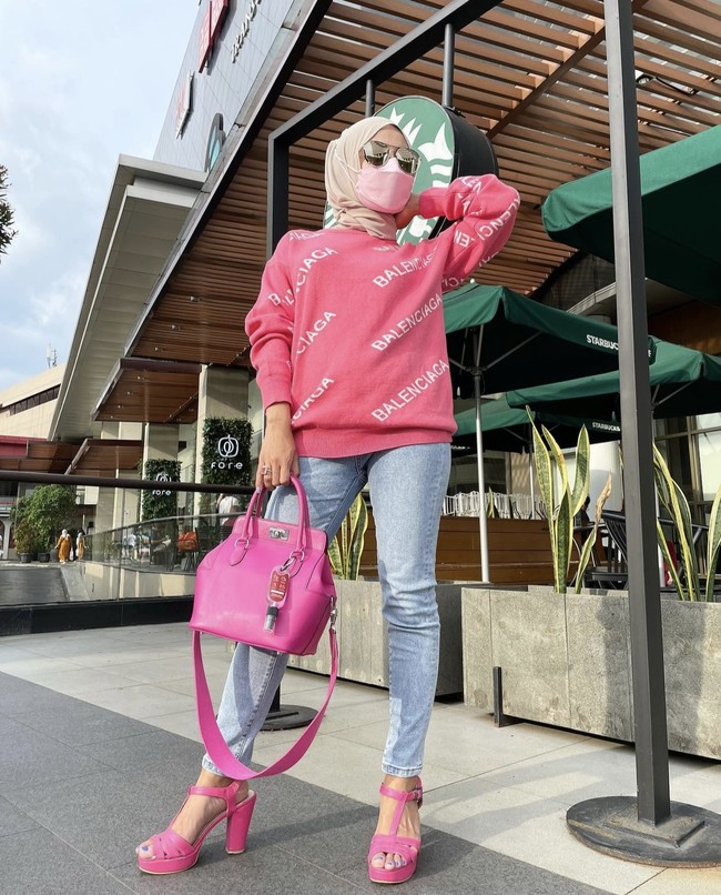 Namun, pembayaran Medina Zein ternyata tidak diterima oleh Rachel Vennya saat diperiksa pada Agustus 2021. Sang influencer akhirnya mengomentari akun Instagram istri Lukman Azhari karena sulit dihubungi. Foto: dok. Instagram medinazein