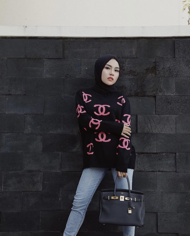 Medina Zein menegaskan bahwa dirinya telah melunasi utang dengan Rachel Vennya. Wanita yang kerap tersandung masalah hukum itu meminta netizen tak lagi membicarakan komentar Rachel dan meneror kerabatnya. Foto: dok. Instagram medinazein