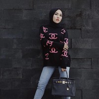 Medina Zein menegaskan bahwa dirinya telah melunasi utang dengan Rachel Vennya. Wanita yang kerap tersandung masalah hukum itu meminta netizen tak lagi membicarakan komentar Rachel dan meneror kerabatnya. Foto: dok. Instagram medinazein