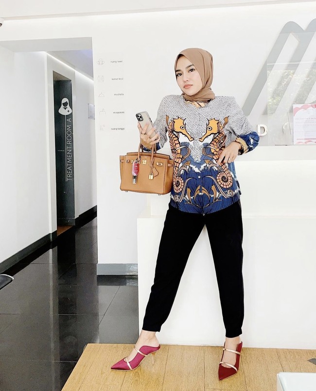 Rachel Vennya mengomentari foto Medina Zein yang menenteng tas Hermes Birkin seharga Rp 200 jutaan. Akun Instagram hijabers 29 tahun itu pun dikerumuni netizen, hingga kolom komentarnya dinonaktifkan. Foto: dok. Instagram medinazein