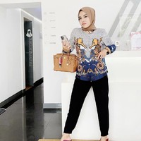 Rachel Vennya mengomentari foto Medina Zein yang menenteng tas Hermes Birkin seharga Rp 200 jutaan. Akun Instagram hijabers 29 tahun itu pun dikerumuni netizen, hingga kolom komentarnya dinonaktifkan. Foto: dok. Instagram medinazein