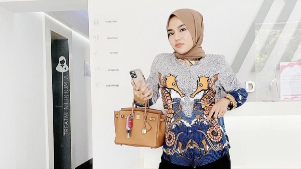 8 Gaya Medina Zein Bawa Tas Ratusan Juta Rupiah, Ditagih Utang Rachel Vennya