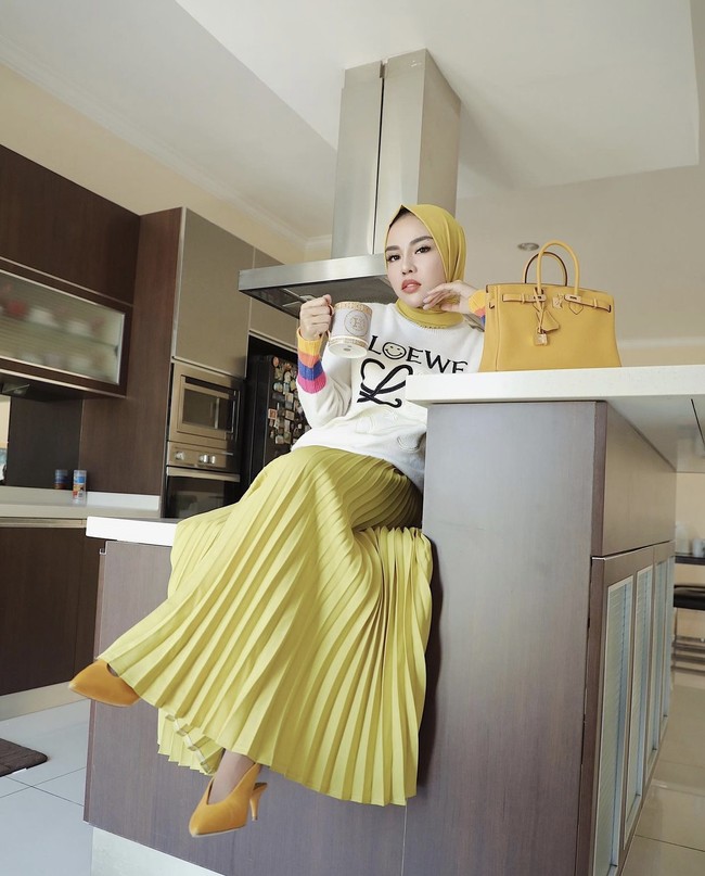 Sehari setelahnya, Rachel Vennya memberikan klarifikasi melalui akun Instagram. Medina Zein telah membeli tas Hermes miliknya seharga Rp 380 juta pada Maret 2021 dan memberikan bukti pembayaran pada April 2021. Foto: dok. Instagram medinazein