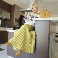 Sehari setelahnya, Rachel Vennya memberikan klarifikasi melalui akun Instagram. Medina Zein telah membeli tas Hermes miliknya seharga Rp 380 juta pada Maret 2021 dan memberikan bukti pembayaran pada April 2021. Foto: dok. Instagram medinazein