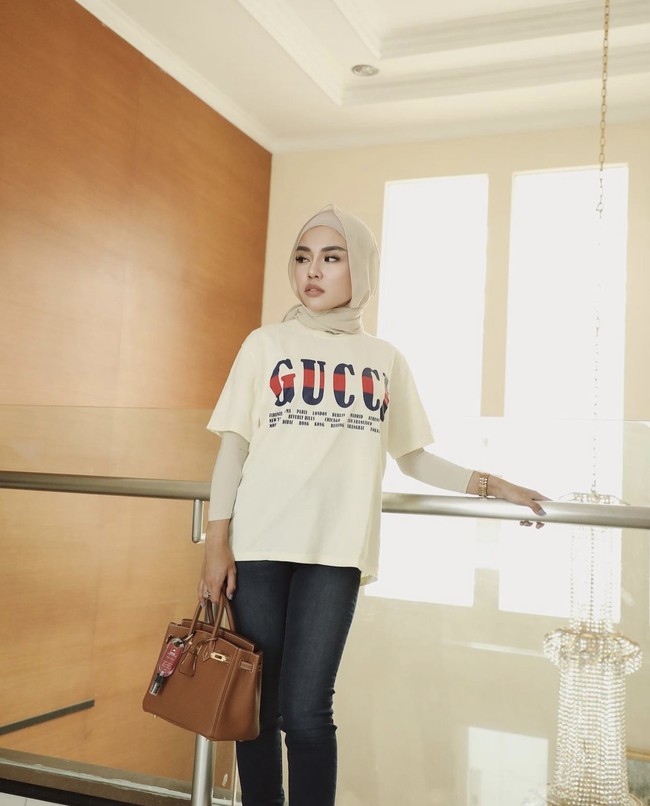 Medina Zein dikenal sebagai pengusaha muda dengan penghasilan miliaran rupiah. Medina Zein sebelumnya menjadi atensi karena menuding Irwansyah menggelapkan uang Rp 1,95 miliar dan terjerumus kasus narkoba. Foto: dok. Instagram medinazein