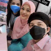 Mereka mengenakan kaus biru apabila menebak calon bayi Atta Halilintar dan Aurel Hermansyah berjenis kelamin laki-laki. Sebaliknya, yang menduga perempuan mengenakan kaus pink. Foto: dok. Instagram attahalilintar