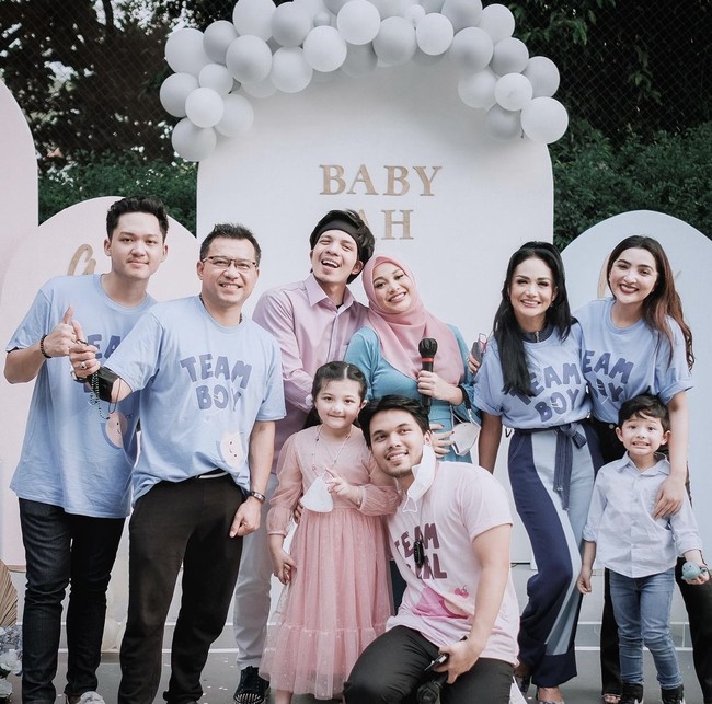 Team Boy terlihat unggul, di mana sejumlah anggota keluarga mengenakan kaus biru. Anang Hermansyah, Ashanty, Krisdayanti, dan Azriel menebak laki-laki termasuk Aurel Hermansyah yang mengandung. Foto: dok. Instagram krisdayantilemos