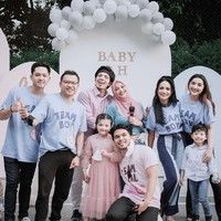 Team Boy terlihat unggul, di mana sejumlah anggota keluarga mengenakan kaus biru. Anang Hermansyah, Ashanty, Krisdayanti, dan Azriel menebak laki-laki termasuk Aurel Hermansyah yang mengandung. Foto: dok. Instagram krisdayantilemos