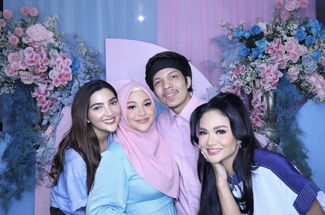 Atta Halilintar tampak mengenakan baju pink karena kesepakatannya dengan sang istri untuk mengenakan warna berbeda. Ia dan Arsyi Hermansyah yang menebak perempuan tergabung dalam Team Girl. Foto: dok. Instagram aurelie.hermansyah