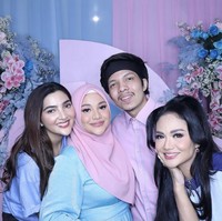 Atta Halilintar tampak mengenakan baju pink karena kesepakatannya dengan sang istri untuk mengenakan warna berbeda. Ia dan Arsyi Hermansyah yang menebak perempuan tergabung dalam Team Girl. Foto: dok. Instagram aurelie.hermansyah