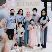 Atta Halilintar dan Aurel Hermansyah menghelat acara gender reveal untuk mengungkap jenis kelamin calon bayi mereka. Acara tersebut digelar di kediaman Atta dan Aurel, Sabtu (28/8/2021) kemarin. Foto: dok. Instagram ashanty_ash