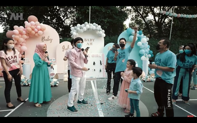 Keluarga yang hadir di kediaman Atta dan Aurel diminta meletuskan 10 balon secara berurutan, untuk mengetahui jawabannya. Namun, confetti pink dan biru keluar dalam jumlah yang sama 5:5. Foto: dok. YouTube AH