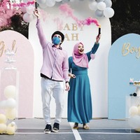 Jawabannya terungkap saat Atta Halilintar dan Aurel Hermansyah menghidupkan smoke bomb berwarna merah, menandakan calon bayi mereka berjenis kelamin perempuan. “We got the baby girl!” teriak Atta dalam vlognya. Foto: dok. Instagram attahalilintar