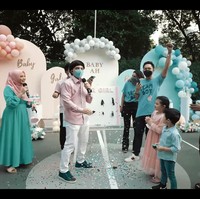 Keluarga yang hadir di kediaman Atta dan Aurel diminta meletuskan 10 balon secara berurutan, untuk mengetahui jawabannya. Namun, confetti pink dan biru keluar dalam jumlah yang sama 5:5. Foto: dok. YouTube AH