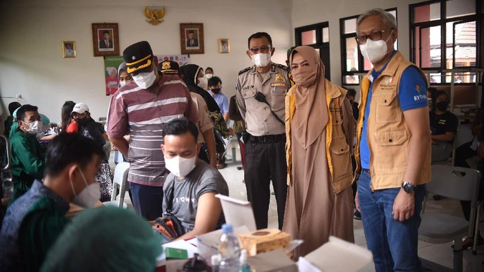 Genjot Vaksinasi Kejar Herd Immunity Berbagai pihak ikut serta membantu masyarakat dalam menggenjot vaksinasi guna mencapai herd immunity. Ini salah satunya.