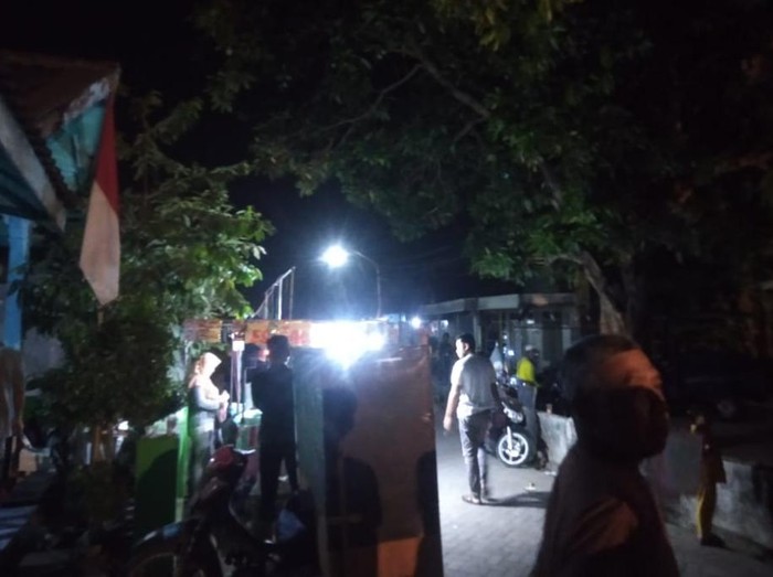 Polisi membubarkan hiburan electone yang digelar untuk merayakan HUT RI di Dusun Janti, Desa Karangrejo, Kecamatan Gempol, Kabupaten Pasuruan. Hiburan itu dibubarkan karena tak memiliki izin.