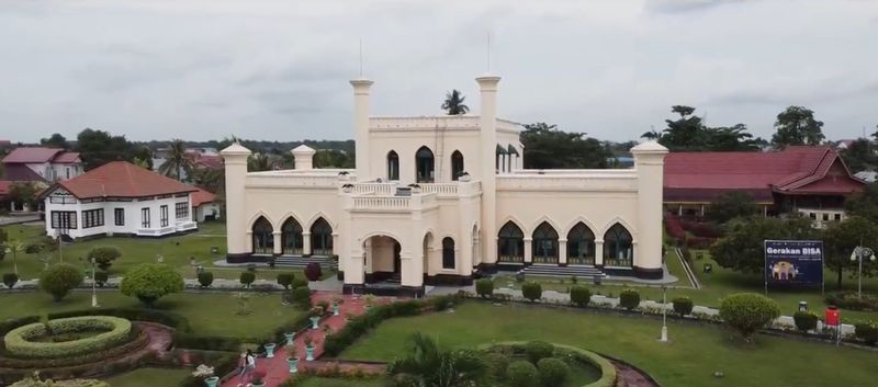 Istana Asserayah Al Hasyimiah atau Istana Siak (Foto: Tangkapan layar video di Rumah Digital Indonesia) Istana Asserayah Al Hasyimiah atau Istana Siak (Foto: Tangkapan layar video di Rumah Digital Indonesia)