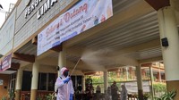 PMI menggunakan cairan eco-enzyme yaitu cairan hasil fermentasi alami non kimiawi dari kulit buah dan sisa sayur rumah tangga.