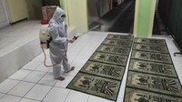 Penyemprotan tersebut juga bagian dari persiapan dalam rangka menyambut PTM yang akan dimulai Senin (30/8/2021), selain itu juga diharapkan dapat mengoptimalkan kondisi DKI Jakarta semakin memantapkan wilayah zona hijaunya.  