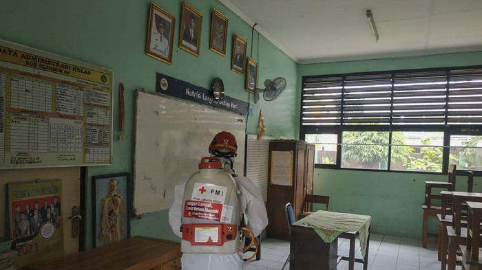 Jakarta Siap Gelar Sekolah Tatap Muka Besok, Begini Persiapannya Sejumlah sekolah di Jakarta akan memulai sekolah tatap muka Senin (30/8) besok. Guna dukung kegiatan itu, PMI semprotkan cairan disinfektan di sejumlah sekolah.
