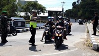 Penyekatan dilakukan oleh tim gabungan dari Satpol PP, Kodim dan Polres Boyolali serta Satgas COVID-19. Penyekatan di jalan Boyolali-Magelang itu dilakukan di tiga titik. Yaitu di tikungan Jurang Grawah, Cepogo dan di Desa Jrakah, Kecamatan Selo yang merupakan perbatasan wilayah Boyolali dan Magelang. Kemudian juga di Simpang PB VI Selo. Petugas juga berjaga di tikungan Irung Petruk, yang biasa digunakan wisatawan untuk istirahat dan nongkrong. 