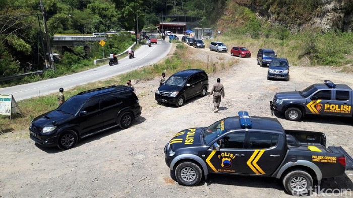 Jalur Wisata di Boyolali Disekat Imbas Penerapan PPKM Level 4 Petugas gabungan melakukan penyekatan di jalur utama menuju Selo, Boyolali, Jawa Tengah. Penyekatan dilakukan karena Boyolali masih memberlakukan PPKM level 4.